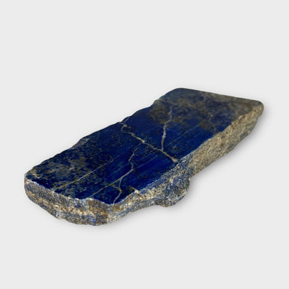 Side angle of Lapis Lazuli blue crystal slab showing thickness and edge details